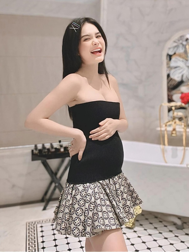 Đây là lần hiếm hoi người đẹp 35 tuổi mặc trang phục bình dân. Trước đó, Đoàn Di Băng thường chọn đồ bơi của những thương hiệu danh tiếng như Dior, Louis Vuitton, Fendi, Versace...