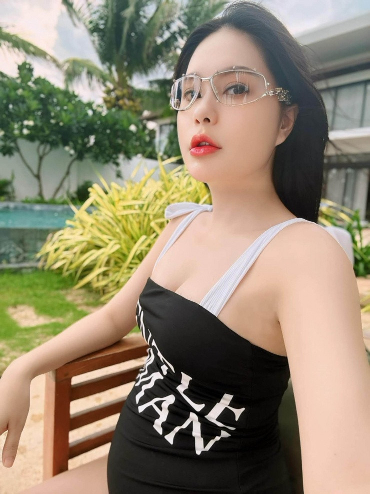 Trong loạt ảnh mới đăng, "nữ đại gia quận 7" khoe dáng trên bãi biển với bộ monokini gam đen buộc dây nơ trắng.