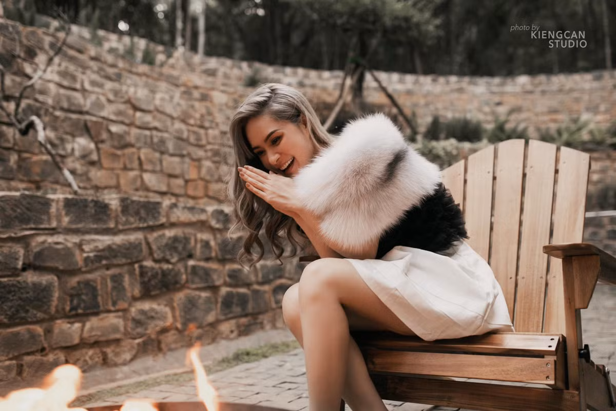 Mang thai ở những tháng đầu, ca sĩ Đoàn Di Băng tôn đường cong qua bộ áo tắm Gentlewoman hơn một triệu đồng.