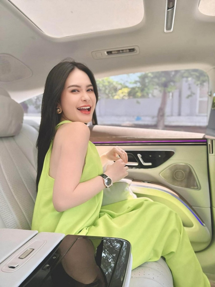 Di Băng ưu tiên bảng màu tươi sáng như cam, xanh neon. Cô thường trực nụ cười trên môi và nhận thấy mình "bầu nhưng năng lượng lắm nha".