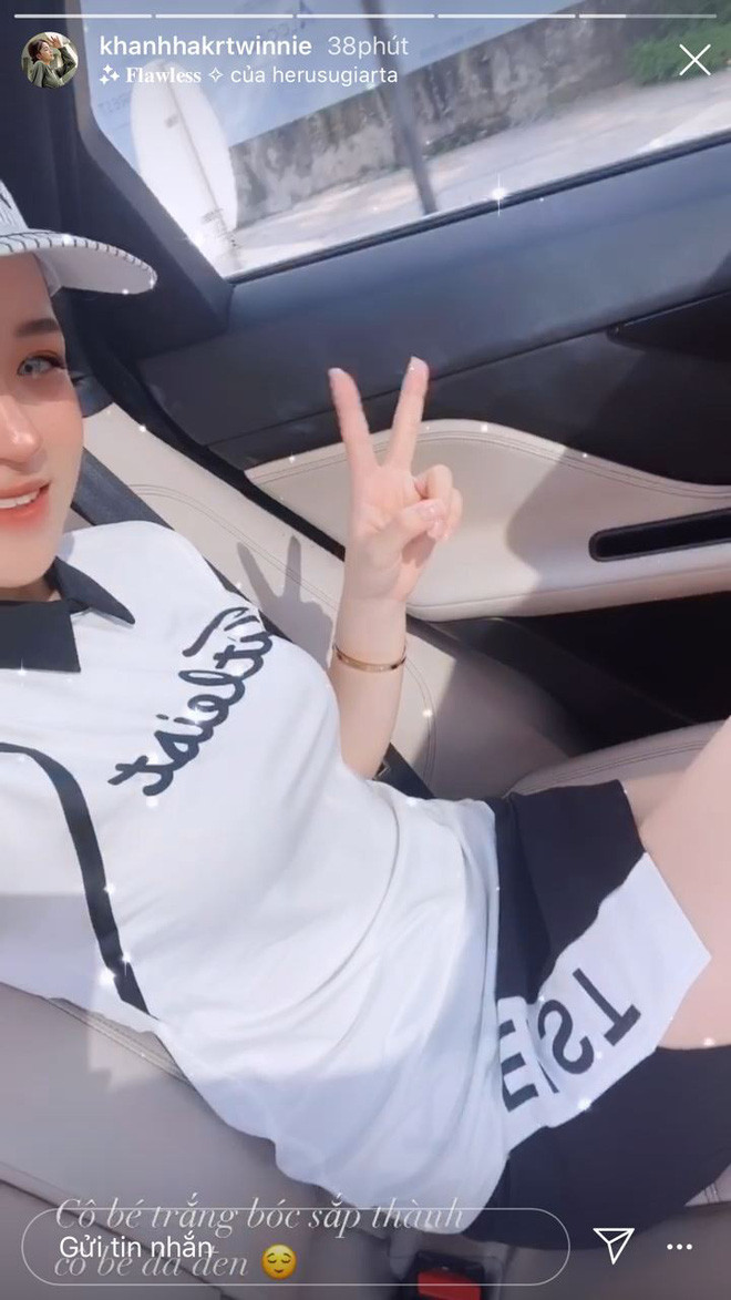 Những bộ quần áo thể thao đơn giản, ôm dáng giúp Khánh Hà khéo léo khoe đường cong cơ thể và cả đôi chân thon gọn.