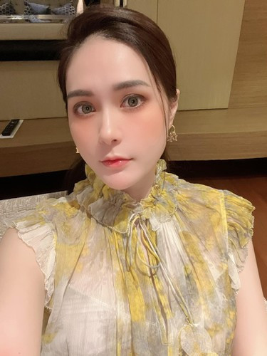 Ngoài ra, cô còn khoe sấp sổ hộ khẩu photo để chuẩn bị cho việc nhận những căn nhà khác.