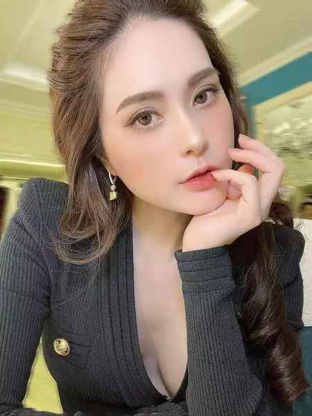 Ngoài những lần mạnh tay chi hàng hiệu, sắm siêu xe, Đoàn Di Băng còn gây chú ý khi là vợ doanh nhân bất động sản Nguyễn Quốc Vũ.