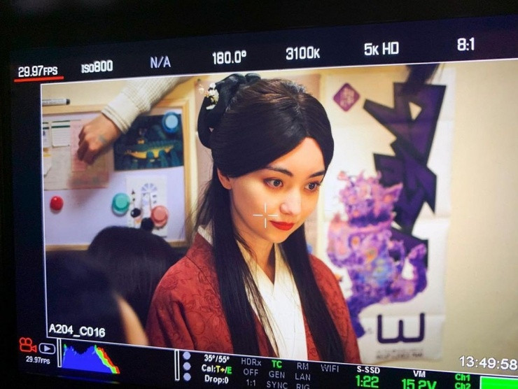 Lợi thế ngoại hình và danh tiếng có được từ cờ vây, Joanne thuận lợi bước chân vào showbiz. Năm 2011, cô ký hợp đồng với công ty âm nhạc Đài Loan Seed Music. Cô vừa ca hát vừa đóng phim, quay quảng cáo. Năm 2023, cô đóng vai phụ trong bộ phim siêu nhiên Oh No! Here Comes Trouble .