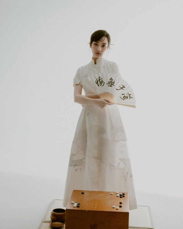 Ba năm sau, Joanne làm quen với bộ môn cờ vây, đặt dấu mốc đầu tiên trên con đường trở thành kỳ thủ cờ vây chuyên nghiệp.