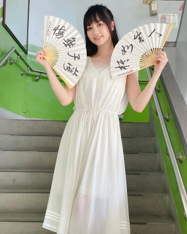 Không chỉ tài năng, Joanne còn nổi tiếng với ngoại hình xinh đẹp. Cô được truyền thông Nhật Bản ca ngợi là "nữ kỳ thủ cờ vây ngàn năm có một". Trong khi đó, khán giả gọi cô bằng các biệt danh như "Nữ thần cờ vây", "Nàng tiên cờ vây" hay "Ánh sáng của Đài Loan"...