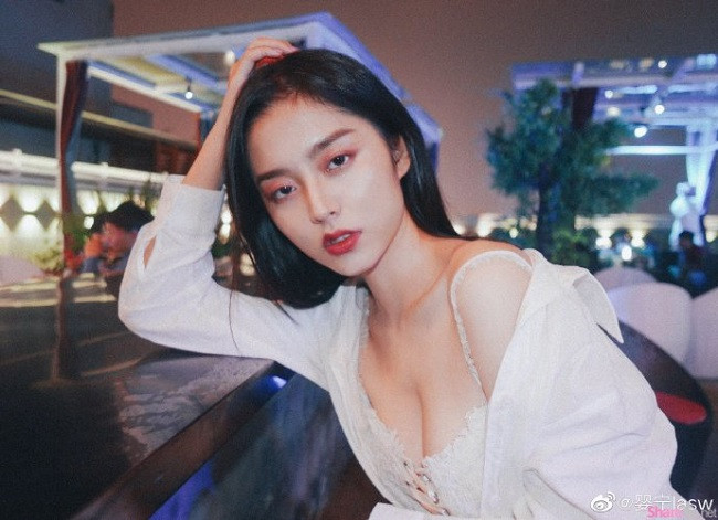 Ying Ning được mệnh danh là "nữ thần tắm suối" nhờ bộ ảnh khoe dáng bên bờ suối đẹp ngất ngây.