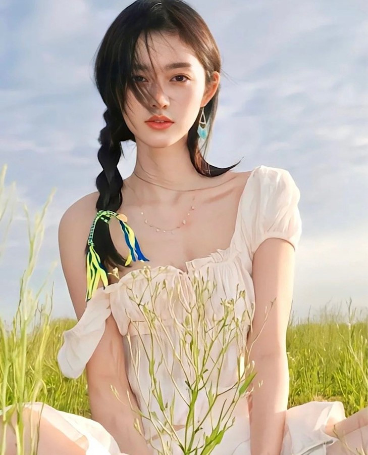 Ngoại hình khả ái mang vẻ gì đó khó nắm bắt, ma mị, có phần "liêu trai" giúp cho Ying Ning nhanh chóng trở thành cái tên được tìm kiếm nhiều nhất MXH Trung Quốc sau khi bộ ảnh tắm suối của cô được nhiều cư dân mạng chia sẻ.