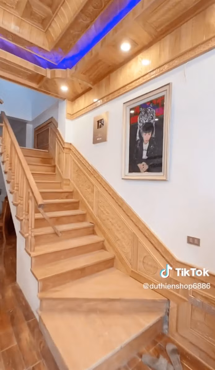 Qua những gì được đăng tải, có thể thấy căn nhà mới của Đạt Villa có 5 tầng, bên trong trang hoàng rất cầu kì, tỉ mỉ.