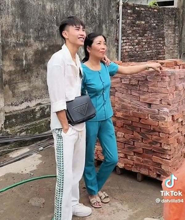 Khi thấy cơ ngơi của nam TikToker, anh chàng không khỏi thốt lên: "Thực sự rất ngưỡng mộ. Mới nổi một năm trên TikTok mà ông ấy đã xây được căn nhà chọc trời. Mình đi hát gần 20 năm trời mà đến bây giờ vẫn chưa thấy nhà đâu."