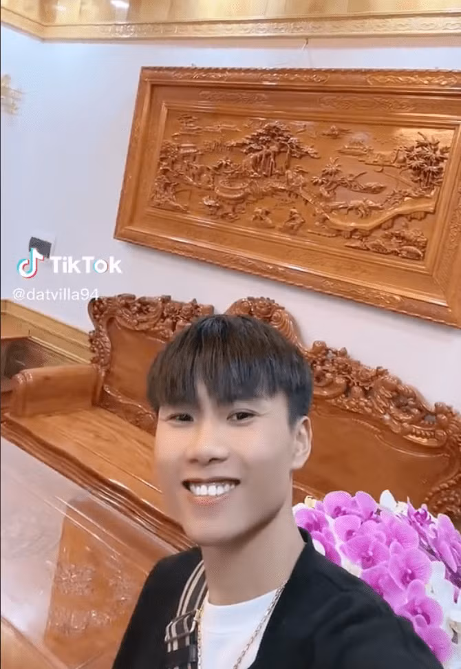 Trong clip, Đạt Villa đã tỏ rõ sự vui mừng khi "ước mơ của bản thân dần hoàn thiện". Căn nhà rộng lớn, sang trọng mà hiện tượng mạng xây cho cha mẹ đã có thể đưa vào sử dụng.