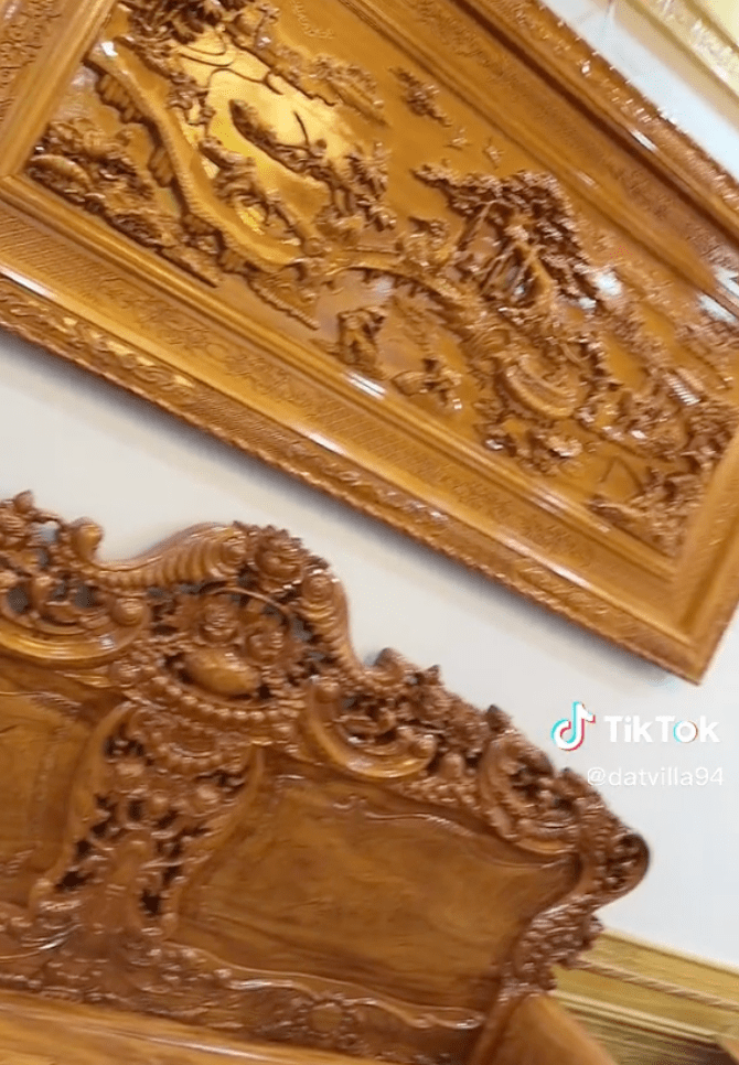 Hầu hết nội thất đều làm từ gỗ, giá trị không hề nhỏ. Ngoài nút bạc, nút vàng, nam TikToker còn treo rất nhiều ảnh cá nhân.