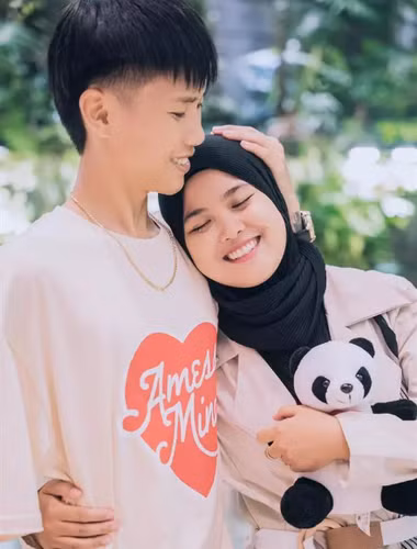 Nam TikToker cũng tiết lộ chỉ sau một năm hoạt động trên mạng xã hội, bản thân đã kiếm được tiền trả hết nợ thay mẹ.