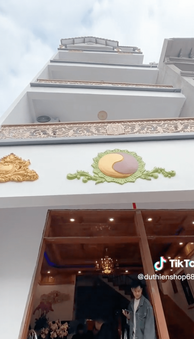 Để mừng tân gia, Đạt Villa đã mời rất nhiều anh em thân thiết đến chung vui. Trong đó có cả ca sĩ Du Thiên - người từng song ca chung với Đạt Villa.