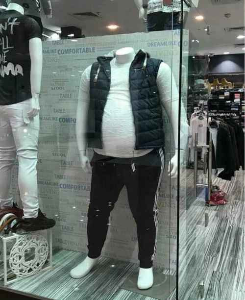 Nhìn những mẫu ma-nơ-canh béo này cũng có chút đáng yêu đấy chứ.