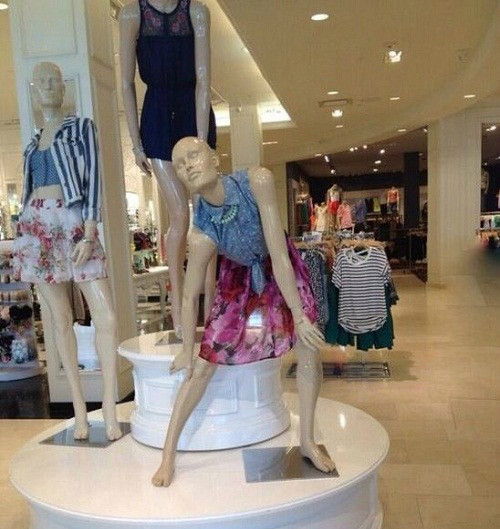 Trước đó trên mạng xã hội, những con ma-nơ-canh được tạo dáng lạ mắt thu hút sự chú ý của nhiều người.