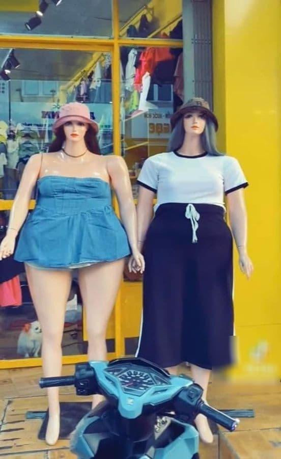 Mới đây, trên một diễn đàn chia sẻ hình ảnh của một cửa hàng thời trang tại Đồng Tháp. Chuyên bán đồ cho người có thân hình tròn trịa nên chủ shop đã đầu tư dàn ma-nơ-canh chất lượng.
