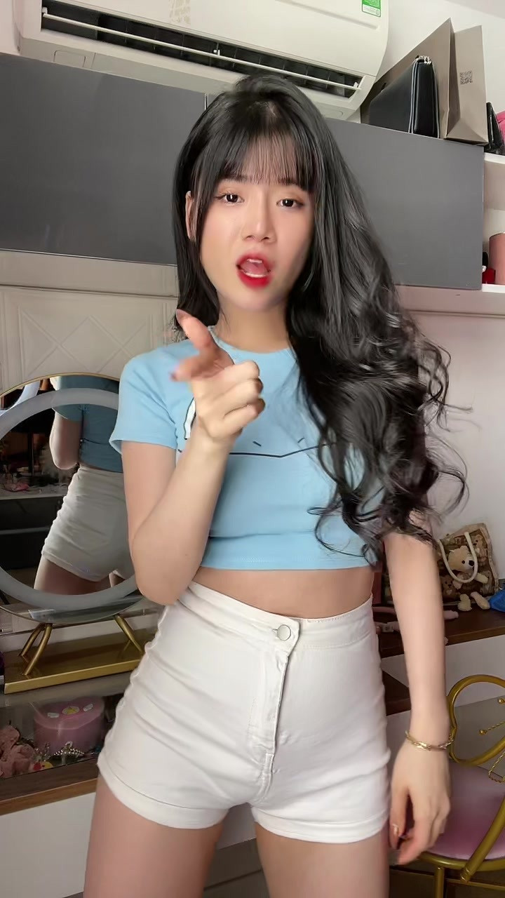 Điều gây chú ý cũng là đặc điểm chung của những cô nàng TikToker chính là trang phục gợi cảm (áo quây, áo croptop,...) để khoe vòng 1 trá hình và đường cong nóng bỏng.