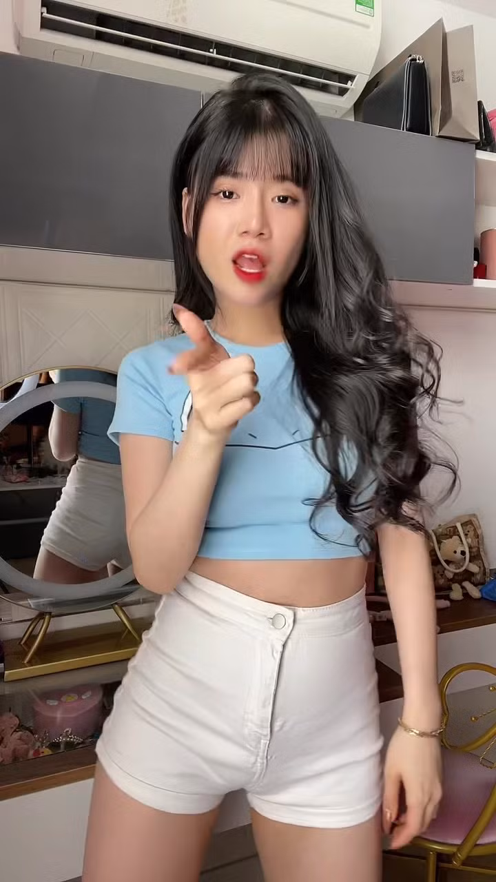 Điều gây chú ý cũng là đặc điểm chung của những cô nàng TikToker chính là trang phục gợi cảm (áo quây, áo croptop,...) để khoe vòng 1 trá hình và đường cong nóng bỏng.