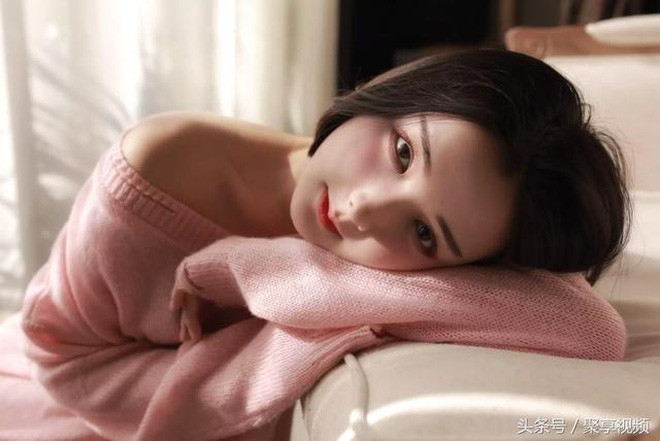 Sau đợt làm mưa làm gió đó, Đóa Nhi cũng mất tích khỏi MXH, mọi người ít quan tâm đến cô hơn do các hiện tượng mạng xã hội mới khác nổi lên. Chính vì vậy, sau hơn 2 năm biến mất, cuộc sống và hình ảnh hiện tại của hot girl 9X Trung Quốc đang khiến nhiều người băn khoăn, tò mò.