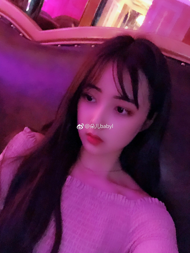 Theo đó, một bộ phận fan cho rằng họ hâm mộ Đóa Nhi vì việc cô làm ở tiệm internet đã mang lại cảm giác hoài niệm về một thời thơ ấu trốn mẹ đi chơi game. Bên cạnh đó, sau khi nghỉ việc, hot girl 9X cũng không còn khí chất sáng sủa, đáng yêu như xưa.