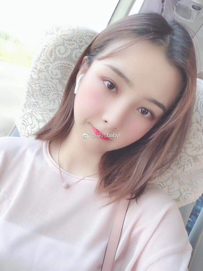 Trong suốt khoảng thời gian im hơi lặng tiếng, Đóa Nhi từng cố gắng thay đổi nhiều phong cách, từ tóc dài đến tóc ngắn, cá tính nhưng dường như mái tóc ngắn thương hiệu cùng vẻ ngoài baby cute vẫn giúp cô nàng ăn điểm hơn tất cả.