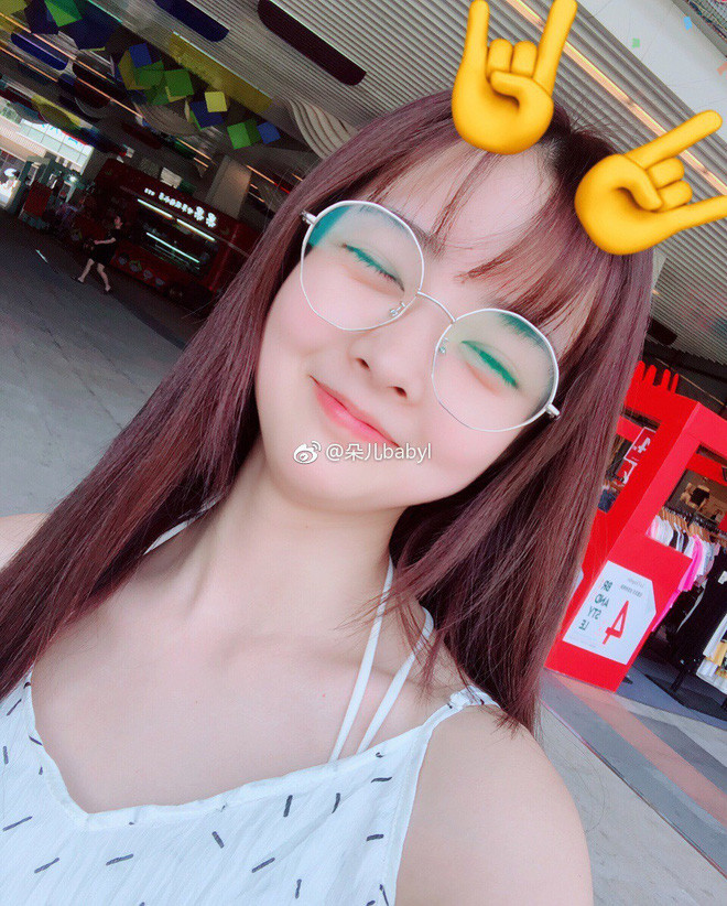 Việc Đóa Nhi nghỉ làm ở tiệm internet đã làm nhiều fan không khỏi bất ngờ, đồng thời còn khiến cô bị mất đi một lượng lớn fan nam.