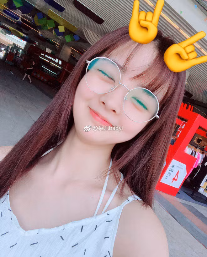 Việc Đóa Nhi nghỉ làm ở tiệm internet đã làm nhiều fan không khỏi bất ngờ, đồng thời còn khiến cô bị mất đi một lượng lớn fan nam.