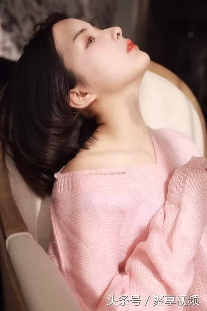  Đóa Nhi là một trong những hot girl được nhắc tên nhiều nhất trên MXH vào khoảng cuối năm 2017, đầu năm 2018 sau khi cô nàng xuất hiện trong series được một vị khách quen tên Phong Đại thúc thả thính.