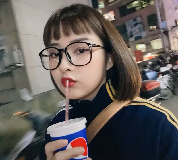 Đương nhiên, ngoài những ý kiến trái chiều như vậy, lượng follow của Đóa Nhi vẫn luôn ổn định ở mức 1,4 triệu lượt, không thua kém bất kì ngôi sao nổi tiếng nào.