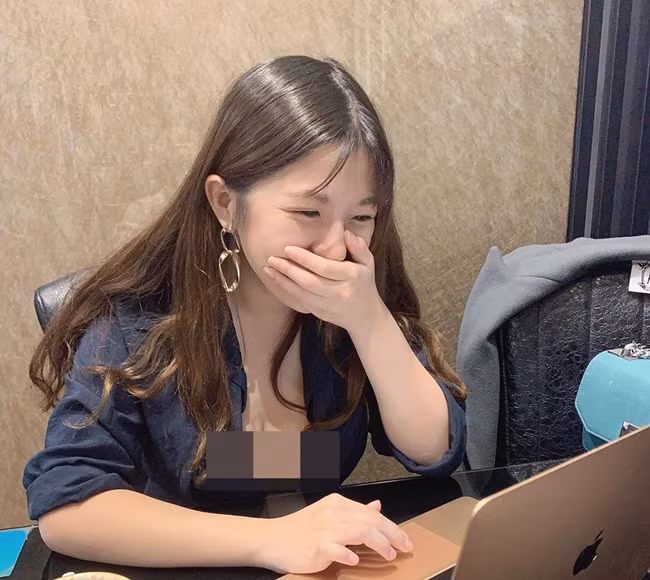  Thời trang công sở ngày một thịnh hành do công việc trên hiện tại đang vô cùng phổ biến.