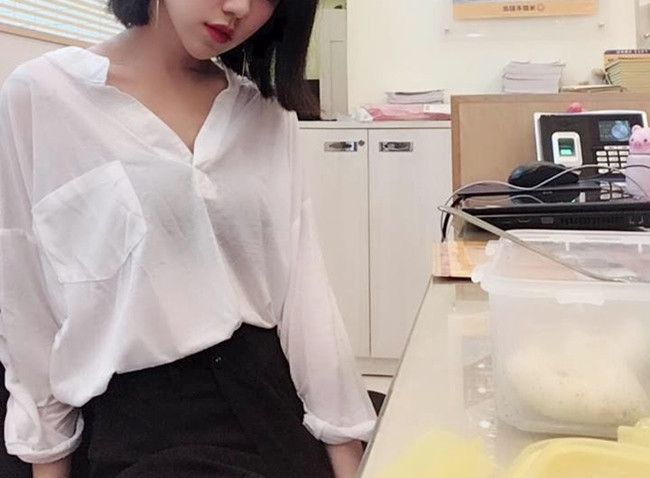 Một trong số kiểu đồ công sở dẫn đến việc phản cảm là kiểu mặc áo sơ mi mỏng dẫn đến việc để lộ nội y.