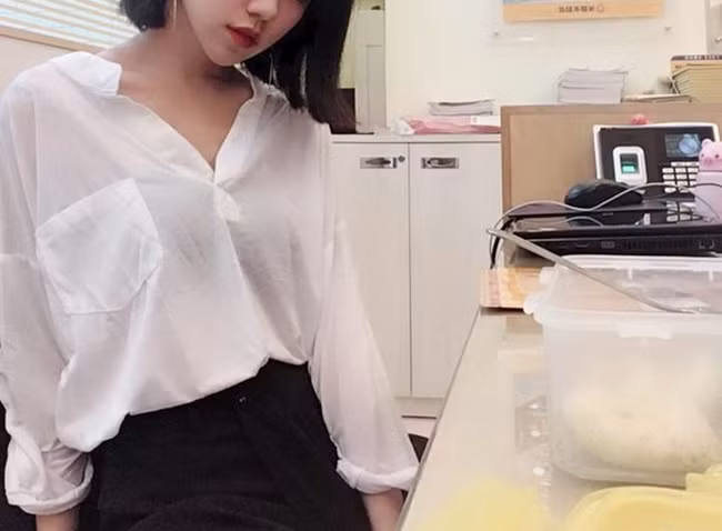 Một trong số kiểu đồ công sở dẫn đến việc phản cảm là kiểu mặc áo sơ mi mỏng dẫn đến việc để lộ nội y.