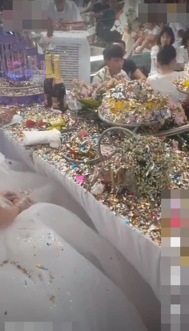 Mới đây, đoạn clip ghi lại cảnh tượng khó quên của một đám cưới nhanh chóng thu hút được khá nhiều sự chú ý trên mạng xã hội. Theo đó, cô dâu chú rể về tới hôn trường nhà trai, khi ngồi trên sân khấu để MC hoàn thành nốt những thủ tục cuối cùng trước khi họ hàng quan khách 2 bên chính thức được chứng kiến giây phút cả cặp đôi trở thành vợ chồng thì sự cố ập đến vì màn bắn pháo giấy.