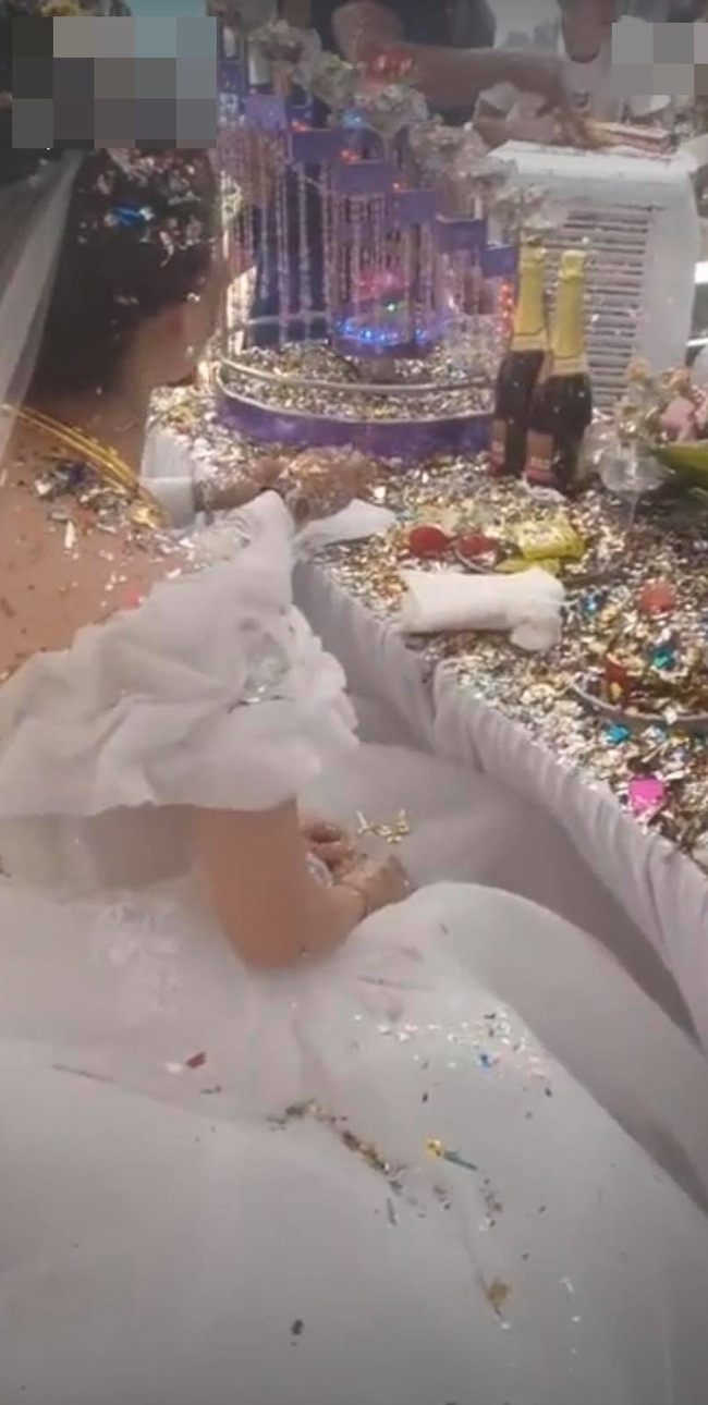 Cưới xin là chuyện trọng đại trong cuộc đời của mỗi con người, và hiển nhiên là ai cũng muốn đám cưới của mình diễn ra suôn sẻ. Tuy nhiên, màn bắn pháo giấy đám cưới luôn mang đến nhiều thảm họa cho cô dâu, chú rể.