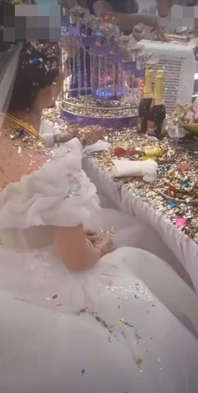 Cưới xin là chuyện trọng đại trong cuộc đời của mỗi con người, và hiển nhiên là ai cũng muốn đám cưới của mình diễn ra suôn sẻ. Tuy nhiên, màn bắn pháo giấy đám cưới luôn mang đến nhiều thảm họa cho cô dâu, chú rể.