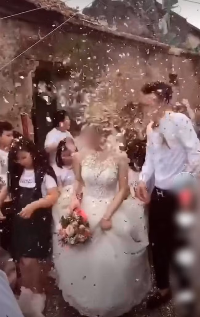 Phần bắn pháo này chủ yếu do bên nhà trai đảm nhận, nhiều chú rể còn dặn dò với bạn bè chuẩn bị thật nhiều pháo giấy để màn rước râu về thêm phần lung linh. Nhưng đôi khi vì quá vui tay nên những anh chàng "pháo thủ" lại nhắm bắn thẳng nhân vật chính.