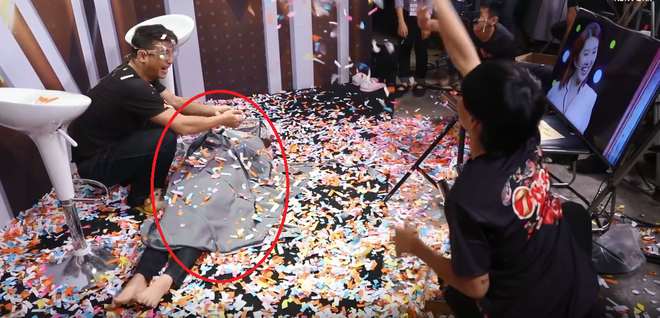 Màn xả pháo quá đà khiến đám cưới trở nên mất vui. Mời quý độc giả xem video: Sắp cấm pháo giấy, pháo điện đám cưới - Nguồn: VTC