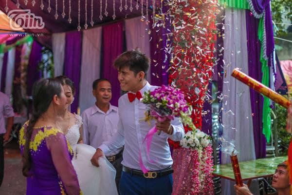 Một pha bắn pháo giấy tại hại thẳng vào mặt chú rể khiến anh chàng phải quay mặt chịu trận.