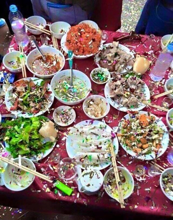 Trước đó trên MXH, không ít lần dân tình phải chứng kiến cảnh bắn pháo giấy trong đám cưới khiến những mâm cỗ ngập xác pháo và gần như phải bỏ đi.