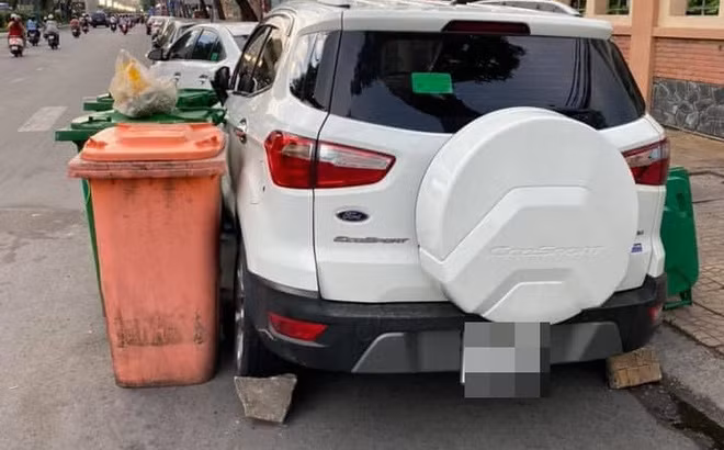 Bức xúc với hành vi đỗ ô tô không đúng nơi quy định, người dân xung quanh đây liền "chăm sóc" kỹ càng chiếc xe này.