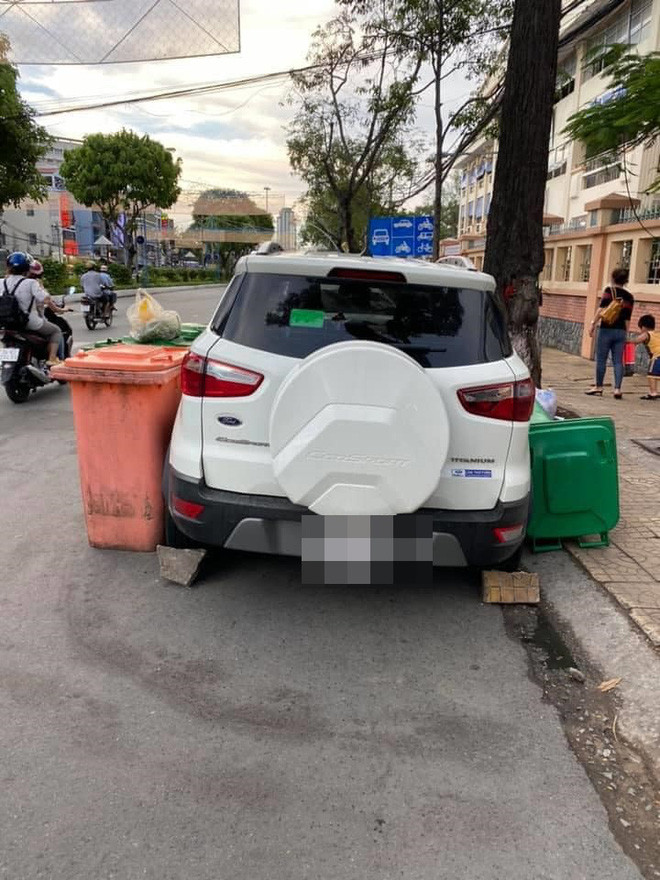 Theo nhiều ý kiến, chiếc ô tô đỗ sai quy định và phải lãnh hậu quả là 5 thùng rác vây quanh và 2 bánh sau được chặn gạch cẩn thận.