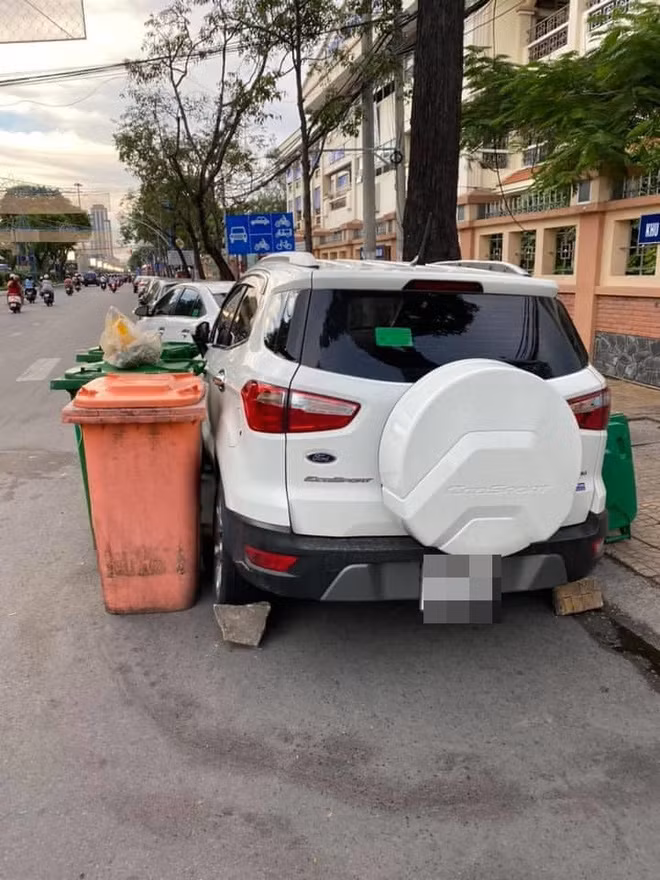 Thời gian qua, câu chuyện đỗ ô tô trên phố trở thành tâm điểm bàn tán trên MXH. Mới đây, hình ảnh chiếc xế hộp màu trắng đỗ bên đường và bị xe rác vây quanh thu hút sự chú ý.