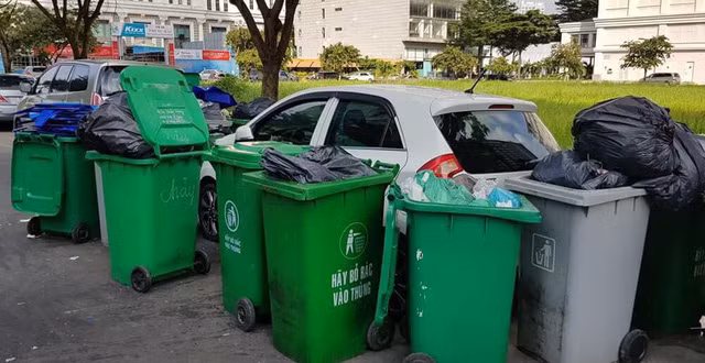 Trước đó, không ít lần dân tình được chứng kiến những màn đỗ xe lấn vào khu vực tập kết xe rác và kết cục chung là xế hộp lạc giữa ma trận xe rác.