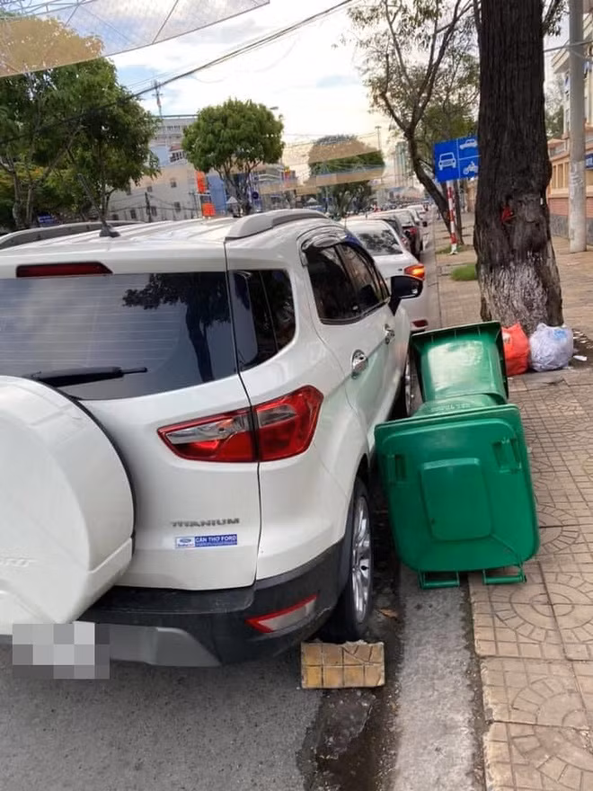 Được biết hình ảnh chiếc xe ô tô đỗ ngang ngược và nhận hậu quả trên được ghi lại trên đoạn đường ở Cần Thơ.