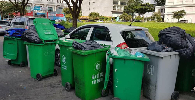 Trước đó, không ít lần dân tình được chứng kiến những màn đỗ xe lấn vào khu vực tập kết xe rác và kết cục chung là xế hộp lạc giữa ma trận xe rác.