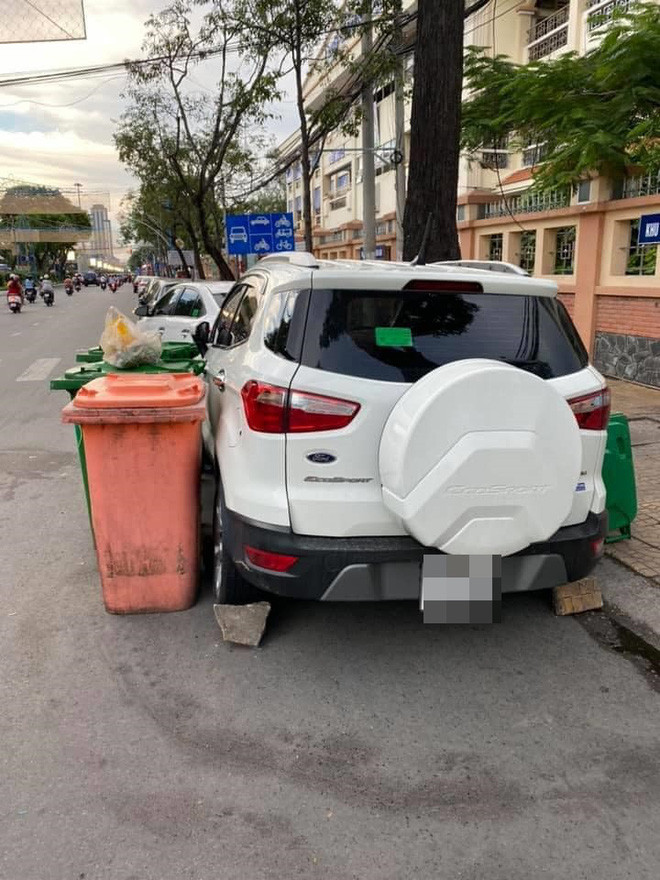 Thời gian qua, câu chuyện đỗ ô tô trên phố trở thành tâm điểm bàn tán trên MXH. Mới đây, hình ảnh chiếc xế hộp màu trắng đỗ bên đường và bị xe rác vây quanh thu hút sự chú ý.