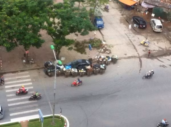 Chỉ còn cách đẩy từng xe rác ra để đánh được chiếc xế hộp để tiếp tục lăn bánh.