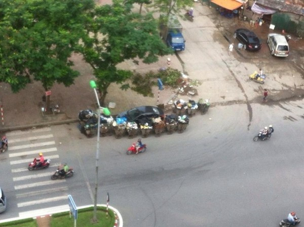 Chỉ còn cách đẩy từng xe rác ra để đánh được chiếc xế hộp để tiếp tục lăn bánh.