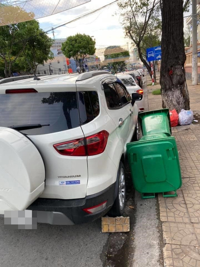 Được biết hình ảnh chiếc xe ô tô đỗ ngang ngược và nhận hậu quả trên được ghi lại trên đoạn đường ở Cần Thơ.